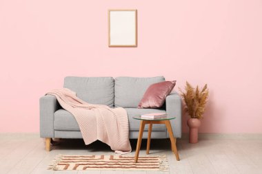 Mercan duvarının yanında kanepesi ve masası olan bir oturma odası.