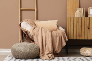 Hasır koltuğu, merdiveni ve klozeti olan oturma odasının içinde.