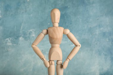 Arkaplanda tahta manken var.