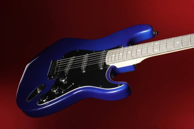 Kırmızı arkaplanda modern elektro gitar