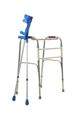 Beyaz arka planda koltuk değnekleriyle tıbbi yürüteç