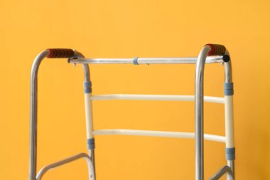 Turuncu arka planda sağlıkçı, yakın plan.