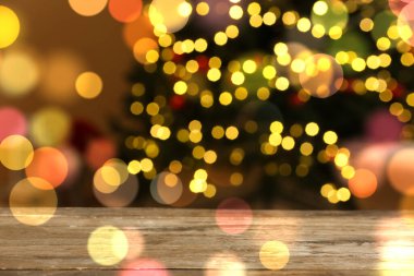 Noel arifesinde odada boş ahşap masa.