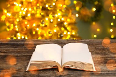 Bulanık ışıklara karşı açık bir kitap. Noel kutlaması