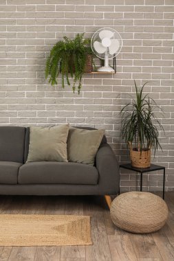 Kanepe ve elektrikli vantilatörle modern oturma odasının içinde.