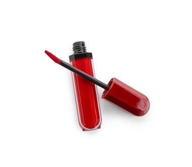 Beyaz arkaplanda fırçası olan parlak kırmızı ruj