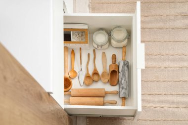 Mutfaktaki fırın için mutfak gereçleri.