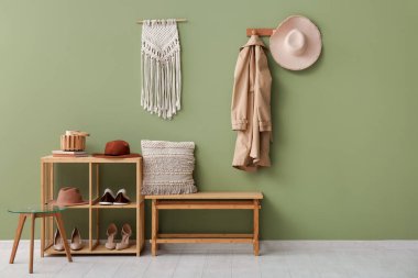 Koridorun iç tarafındaki yeşil duvarın yanında ayakta durun.