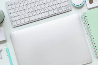 Bilgisayarlı klavye ve beyaz arkaplanda ofis kırtasiyesi olan dizüstü bilgisayar