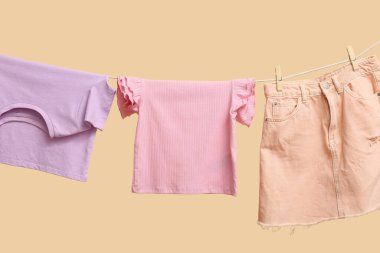 Çamaşır ipinde asılı temiz elbiseler