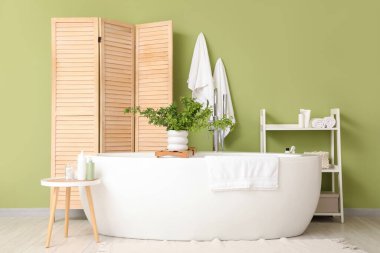 Banyonun içi yeşil dallarla dolu.