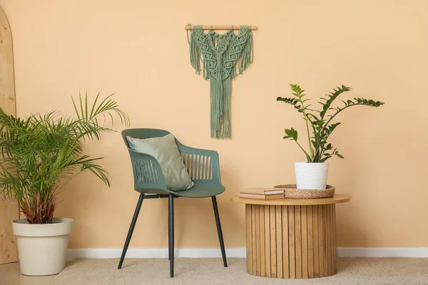 Kahve masası ve sandalye odanın içindeki bej duvarın yanında.