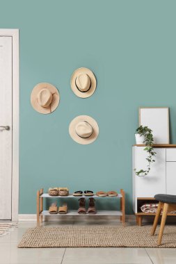 Ayakkabı standı olan şık bir koridor.,