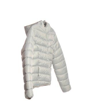 Kısa gri kabarık ceketli askı beyaz arka planda izole edildi