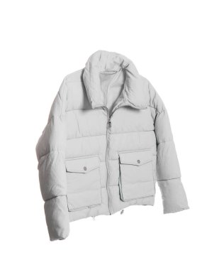 Kısa gri kabarık ceketli askı beyaz arka planda izole edildi