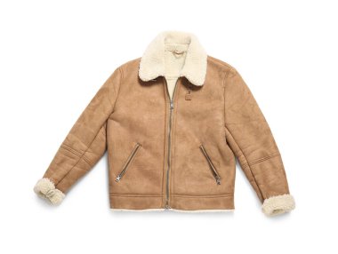 Beyaz arka planda izole edilmiş kısa kahverengi koyun derisi ceket