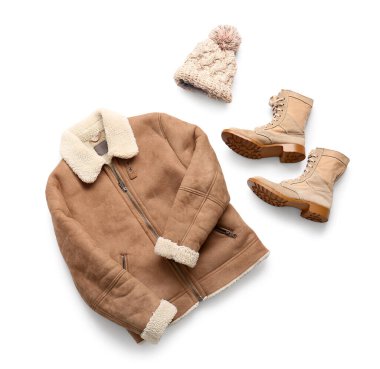 Beyaz arka planda izole edilmiş çizme ve kış şapkalı kısa kahverengi koyun derisi ceket.