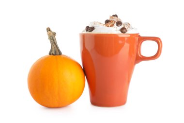 Beyaz arka planda kremalı ve fasulyeli bir fincan lezzetli balkabağı kahvesi.