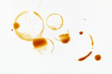 Kahverengi kahve fincanı beyaz arka planda.