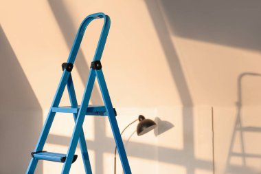 Işık odasında mavi merdiven