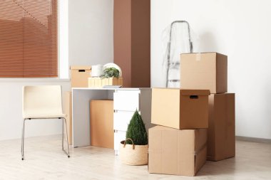 Taşındığı gün kiralık ofiste karton kutuların olduğu işyeri