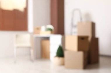 Taşındığı gün kiralık ofisteki karton kutularla iş yerinin bulanık görünümü