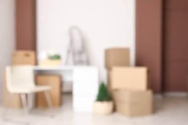 Taşındığı gün kiralık ofisteki karton kutularla iş yerinin bulanık görünümü