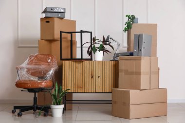 Taşındığı gün kiralık ofiste çekmeceleri ve sandalyeleri olan karton kutular.