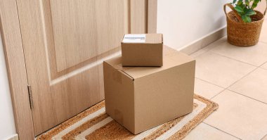 Paketler koridorda kapının yanında.