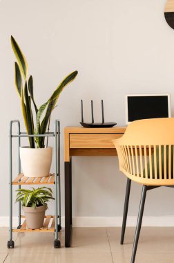 Modern Wi-Fi yönlendirici ve dizüstü bilgisayar ofiste.