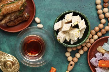 Ramazan için geleneksel Doğu tatlıları, çay ve tasbih içeren kompozisyon