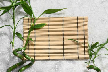 Grunge arka planında yeşil bambu sapları ve paspas