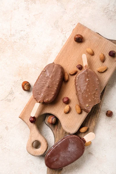 Hafif arka planda çikolata kaplı dondurma.