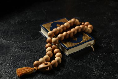 Siyah grunge arkaplan üzerine Kur 'an ve dua boncukları, yakın plan