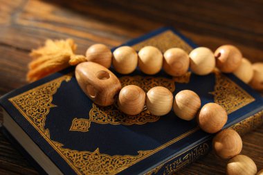 Ramazan için Kur 'an ve ahşap arka planda tespih, yakın plan