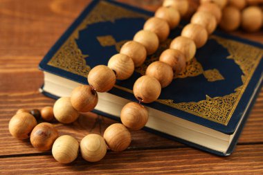Ramazan için Kur 'an ve ahşap arka planda tespih, yakın plan