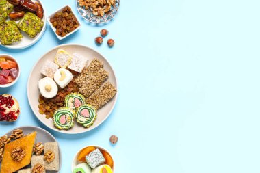 Ramazan kutlamaları için farklı Doğu tatlıları içeren kompozisyon