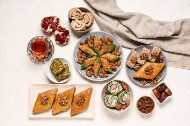 Farklı doğu yemekleri ve arka planda bir fincan çay ile kompozisyon. Ramazan kutlaması