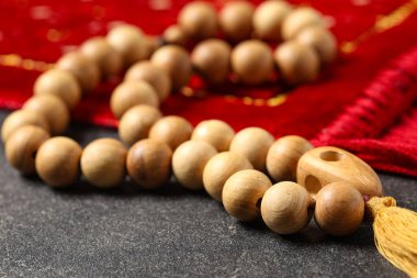 Tasbih ve dua halısı siyah grunge arka planda, yakın plan. Ramazan kutlaması