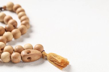 Beyaz grunge arka planda tahta dua boncukları, yakın plan. Ramazan kutlaması