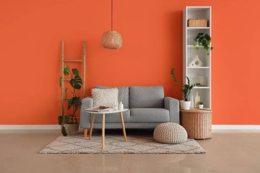 Koltuğu, merdiveni ve raf ünitesi olan şık bir oturma odası.