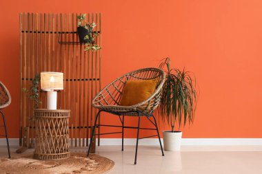 Sandalyesi, çiçekleri ve kahve masasında parlayan lambası olan şık bir oturma odası.