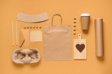 Turuncu arka planda bir fincan kahve, şeker ve teslimat kağıdı içeren kompozisyon