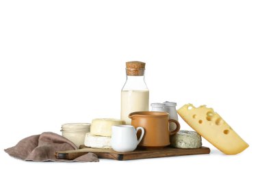 Tahta tahta tahta, farklı süt ürünleri ve beyaz arka planda peçete.