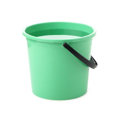 Beyaz arkaplanda yeşil kova