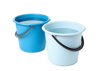 Beyaz arkaplanda plastik kovalar dolusu su