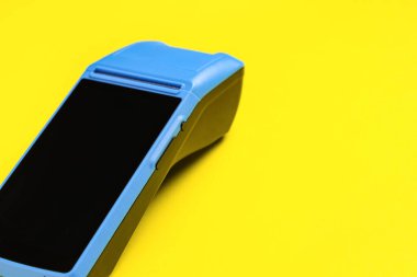 Sarı arkaplanda ödeme terminali, yakın plan