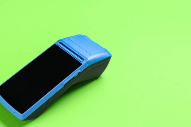 Yeşil arkaplanda ödeme terminali