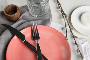 Söğüt dalları ve beyaz arka planda mum olan güzel bir masa.