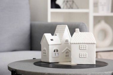 Oturma odasındaki masada plastikten yapılmış mum tutacakları var. Yakın plan. Yin Yang konsepti